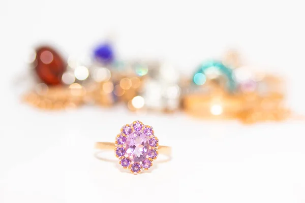 Colección de joyas con hermoso anillo dorado con piedra púrpura aislada sobre fondo blanco —  Fotos de Stock