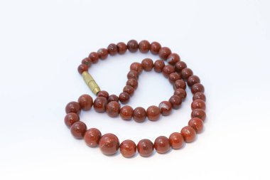 Kahverengi jasper boncukları beyaz arkaplanda izole edildi