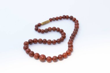 Kahverengi jasper boncukları beyaz arkaplanda izole edildi