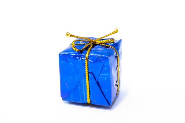 Подарункова Коробка Золотою Стрічкою Ізольована Білому — стокове фото
