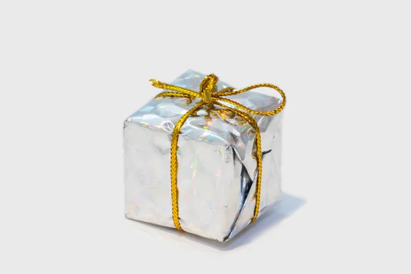 Confezione Regalo Con Nastro Dorato Isolato Bianco — Foto Stock