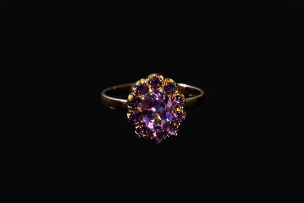 Красивое Золотое Кольцо Фиолетовым Драгоценным Камнем Черном Фоне — стоковое фото