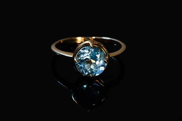 Hermoso Anillo Dorado Antiguo Con Gemas Azules Aisladas Sobre Fondo —  Fotos de Stock