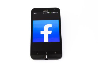 Kouvola, Finlandiya - 23 Ocak 2020: Akıllı telefon Asus ekranında Facebook uygulama logosu