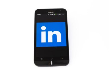 Kouvola, Finlandiya - 23 Ocak 2020: Akıllı telefon Asus ekranında Linkedin uygulaması logosu