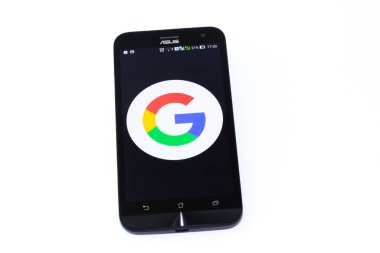 Kouvola, Finlandiya - 23 Ocak 2020: Akıllı telefon Asus ekranında Google logosu