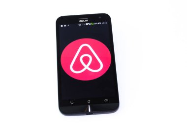 Kouvola, Finlandiya - 23 Ocak 2020: Akıllı telefon Asus ekranında Airbnb uygulama logosu