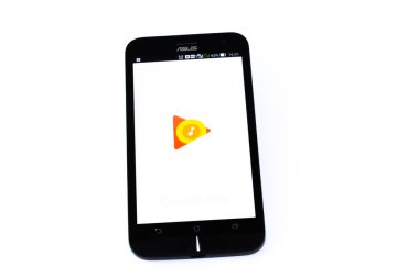 Kouvola, Finlandiya - 23 Ocak 2020: Akıllı telefon Asus ekranında Google Play uygulaması logosu