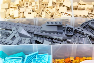Kouvola, Finlandiya - 23 Ocak 2020: Plastik oyuncak lego blokları kutudaki renklere göre sıralandı