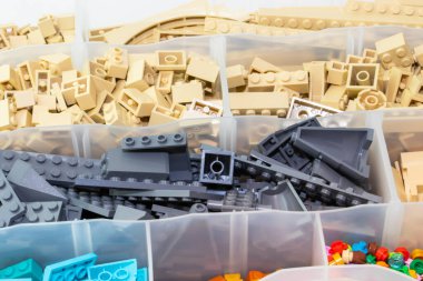 Kouvola, Finlandiya - 23 Ocak 2020: Plastik oyuncak lego blokları kutudaki renklere göre sıralandı