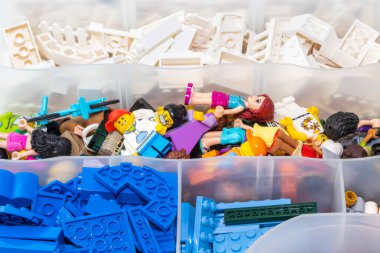 Kouvola, Finlandiya - 23 Ocak 2020: Plastik oyuncak lego blokları kutudaki renklere göre sıralandı