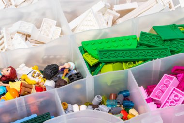 Kouvola, Finlandiya - 23 Ocak 2020: Plastik oyuncak lego blokları kutudaki renklere göre sıralandı