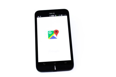 Kouvola, Finlandiya - 23 Ocak 2020: Akıllı telefon Asus ekranında Google Maps uygulama logosu