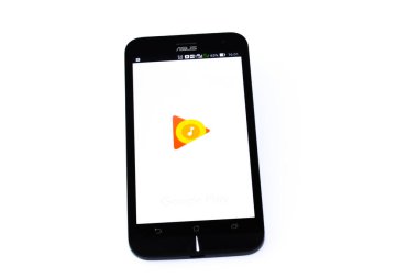 Kouvola, Finlandiya - 23 Ocak 2020: Akıllı telefon Asus ekranında Google Play uygulaması logosu
