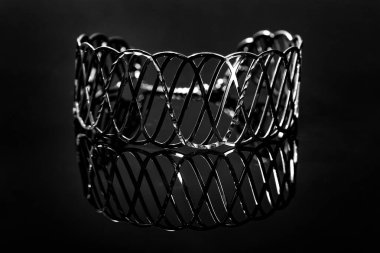 Siyah arka plan üzerine izole güzel gümüş bileklik