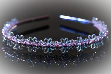 Güzel pembe saç bandı siyah arka planda izole edilmiş.