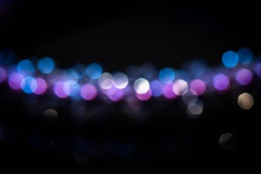 Işıklar tarafından oluşturulan güzel mor bokeh arkaplanı