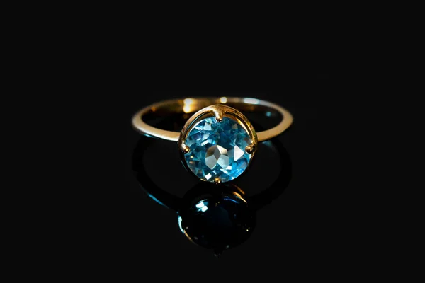 白い背景にブルーの宝石で隔離された美しい古い黄金のリング — ストック写真