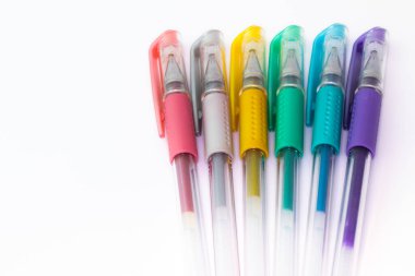 Metalik renklerde, beyaz arkaplanda izole edilmiş renkli plastik kalemler.