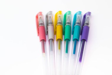 Metalik renklerde, beyaz arkaplanda izole edilmiş renkli plastik kalemler.