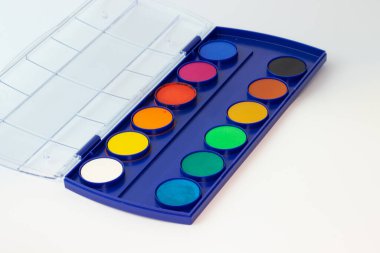 Beyaz arka plan üzerinde izole suluboya boya seti