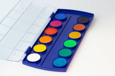 Beyaz arka plan üzerinde izole suluboya boya seti