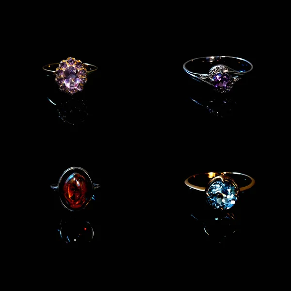 Siyah Arka Planda Güzel Mücevher Yüzükleri Koleksiyonu Tam Boyut — Stok fotoğraf