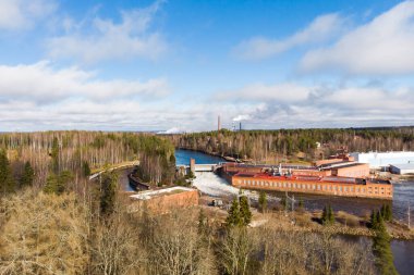 Finlandiya Kymijoki nehrindeki Ankkapurha Endüstriyel Müzesi ve hidroelektrik üretim tesisinin hava manzarası.
