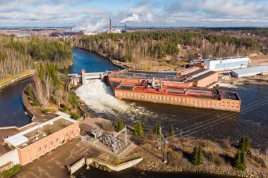 Finlandiya Kymijoki nehrindeki Ankkapurha Endüstriyel Müzesi ve hidroelektrik üretim tesisinin hava manzarası.