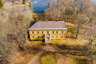 Kouvola, Finlandiya - 19 Mart 2020: Terk edilmiş Anjala malikanesinin güzel sarı eski binasının havadan görünüşü.