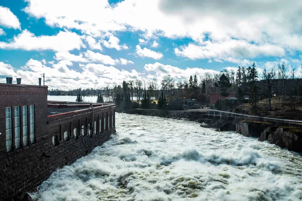 Finlandiya Kymijoki Nehri 'ndeki hidroelektrik üretim tesisi ve Ankkapurha Sanayi Müzesi.