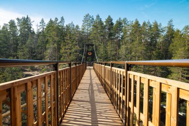 Kouvola, Finlandiya - 27 Mart 2020: Finlandiya 'nın Repovesi kentinde Lapinsalmi Gölü üzerinde yeni köprü