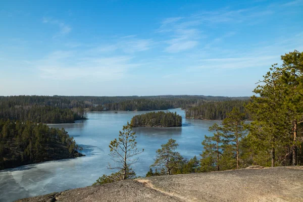 国立公園内の氷の湖と美しい風景 Repovesi Finland — ストック写真