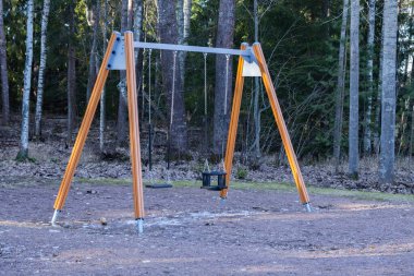 Şubat ayında boş çocuk parkında sallanmak, Finlandiya