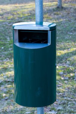 Finlandiya 'da bir parkta yeşil metal çöp kutusu