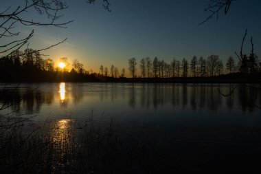Şubat ayında Kymijoki nehrinde güzel bir günbatımı, Finlandiya.