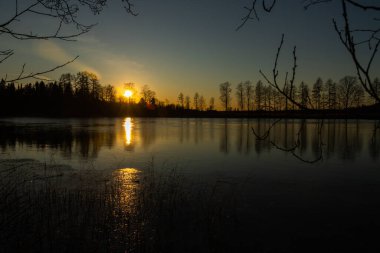 Şubat ayında Kymijoki nehrinde güzel bir günbatımı, Finlandiya.
