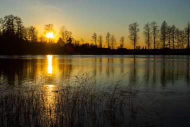 Şubat ayında Kymijoki nehrinde güzel bir günbatımı, Finlandiya.