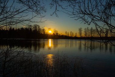 Şubat ayında Kymijoki nehrinde güzel bir günbatımı, Finlandiya.