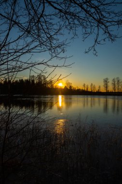 Şubat ayında Kymijoki nehrinde güzel bir günbatımı, Finlandiya.