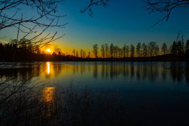 Şubat ayında Kymijoki nehrinde güzel bir günbatımı, Finlandiya.
