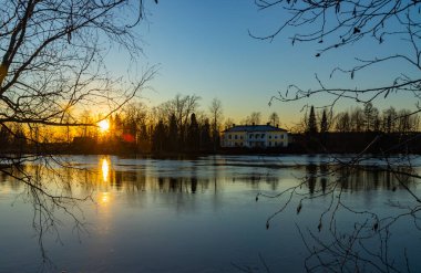 Şubat ayında Kymijoki nehrinde güzel bir günbatımı, Finlandiya.