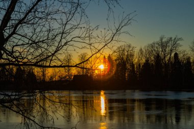 Şubat ayında Kymijoki nehrinde güzel bir günbatımı, Finlandiya.