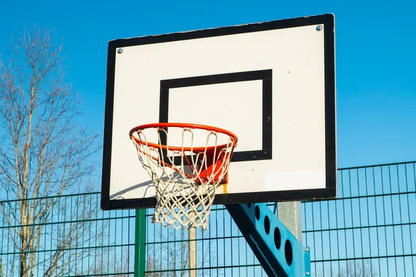 Basketbalový Koš Ulici Proti Modré Obloze — Stock fotografie