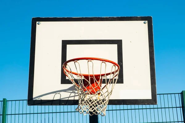 Cesta Baloncesto Calle Contra Cielo Azul — Foto de Stock