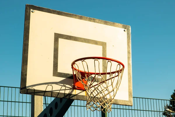 Καλάθι Μπάσκετ Στο Δρόμο Ενάντια Στον Γαλάζιο Ουρανό — Φωτογραφία Αρχείου