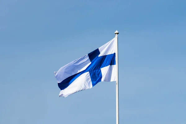 Finnische Nationalflagge Wind Gegen Den Blauen Himmel — Stockfoto