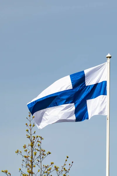 Finnische Nationalflagge Wind Gegen Den Blauen Himmel — Stockfoto