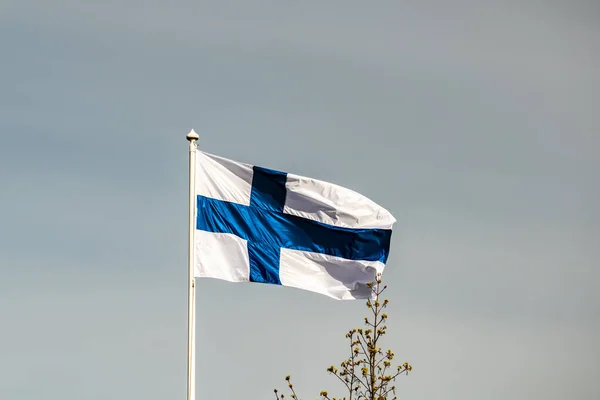 青い空に向かって風にフィンランド国旗 — ストック写真