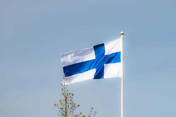 Финский Национальный Флаг Ветру Против Голубого Неба — стоковое фото